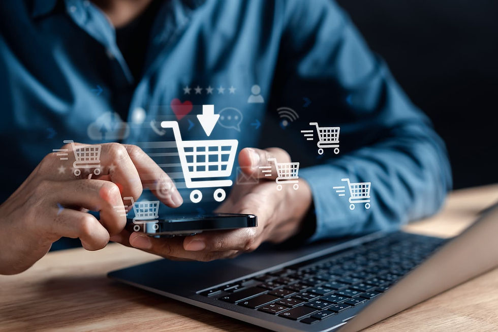 Hombre usando un smartphone y una laptop para realizar compras en línea, mostrando la integración de tecnología en el comercio.