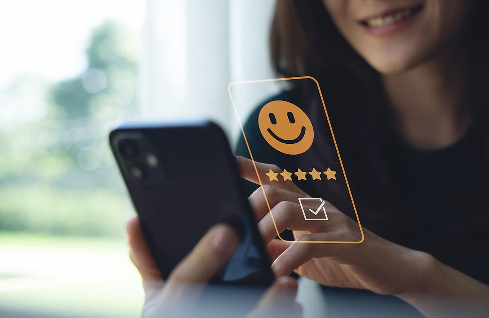 Mujer revisando la calificación de un producto en su smartphone, evaluando la experiencia del cliente con Mystery Shopper Guatemala.