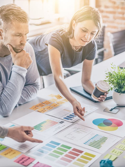 Personas de negocios trabajando en equipo en una oficina, enfocadas en el desarrollo de campañas publicitarias efectivas.