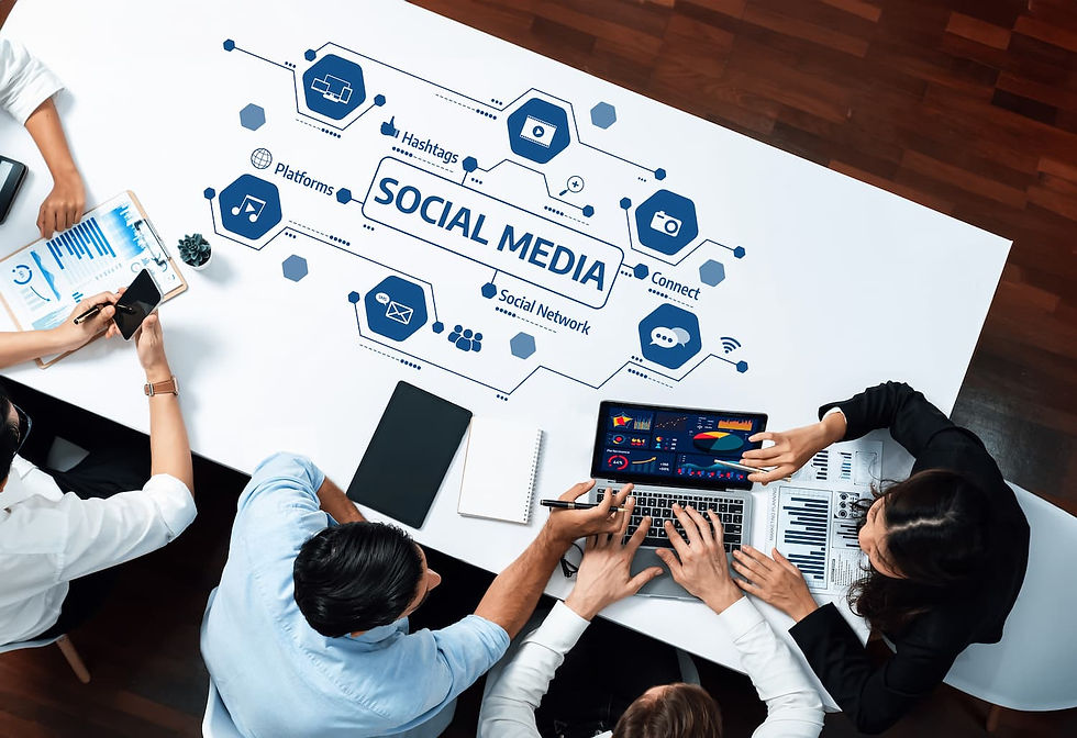 Imagen de una pizarra blanca con un diseño de redes sociales, ilustrando la conexión entre marcas y consumidores en el entorno digital.