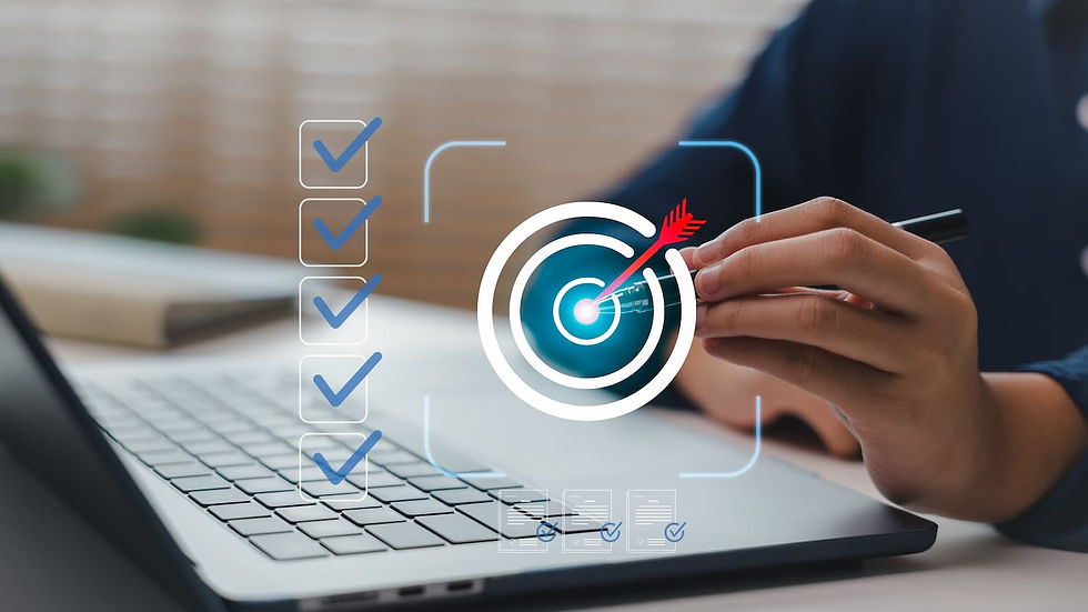 Empresario revisando su plan de negocios en una laptop, evaluando estrategias para mejorar la experiencia del cliente.