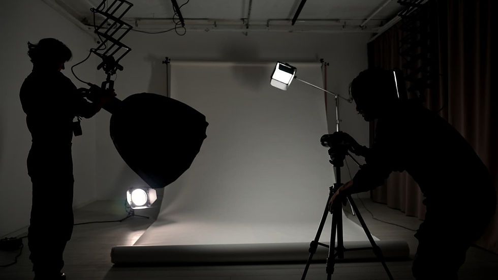 Dos personas de pie frente a un fondo blanco, representando la importancia de la imagen en el marketing digital.