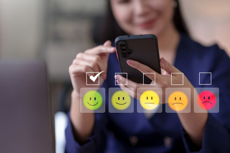 Mujer feliz con un smartphone que muestra una cara sonriente, representando la experiencia positiva del cliente.