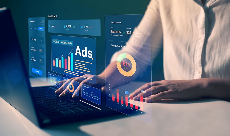 Individuo usando una laptop con anuncios en la pantalla, destacando la necesidad de una fuerte presencia digital para marcas.