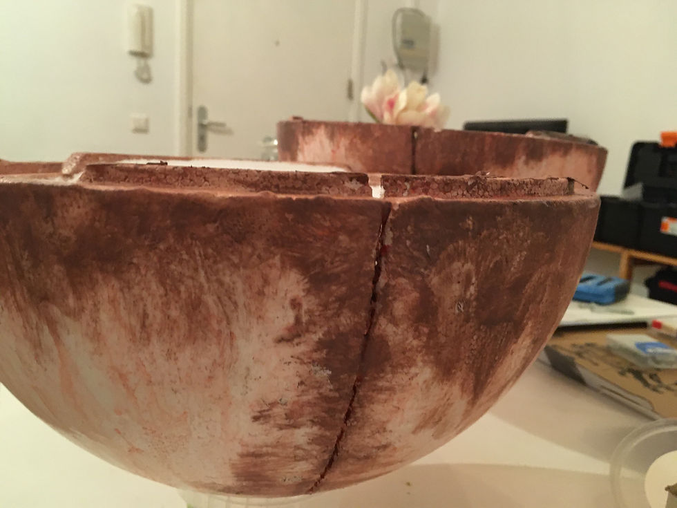 Een bol van piepschuim, hier in 2 delen