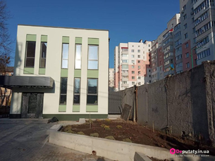 Як на Пирогова забудували двір: замість дерев - сухі туї, замість укриття - додаткова комерція