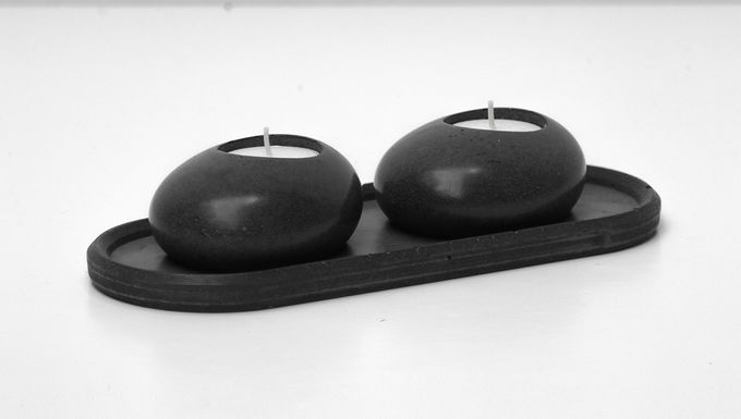 זוג פמוטי בטון מעוגלים על מגש אובלי