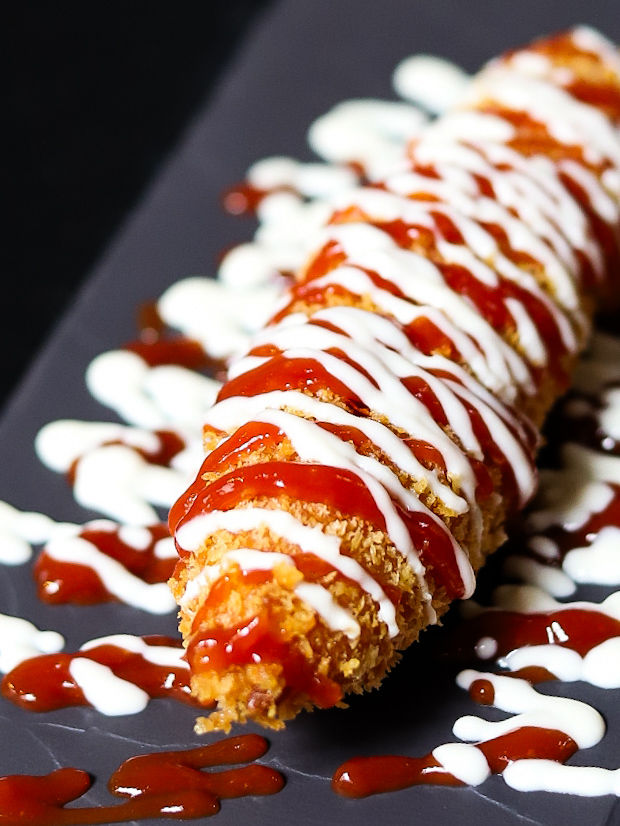 핫도그
클래식 튀김옷
Corn Dog
Hot dogs coréens avec une panure classic et sauce mayonnaise & ketchup
Korean hot dogs with classic breading mayonnaise & ketchup sauce