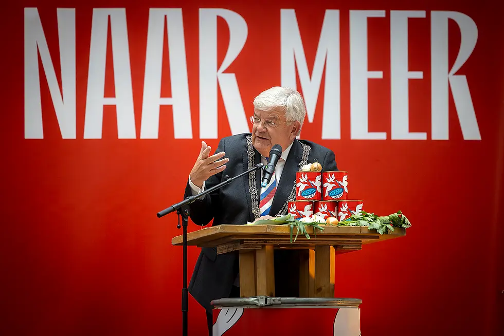 Foto van Burgemeester van Zanen bij Haagse vrijheidsmaaltijd_Anne Reitsma Fotografie