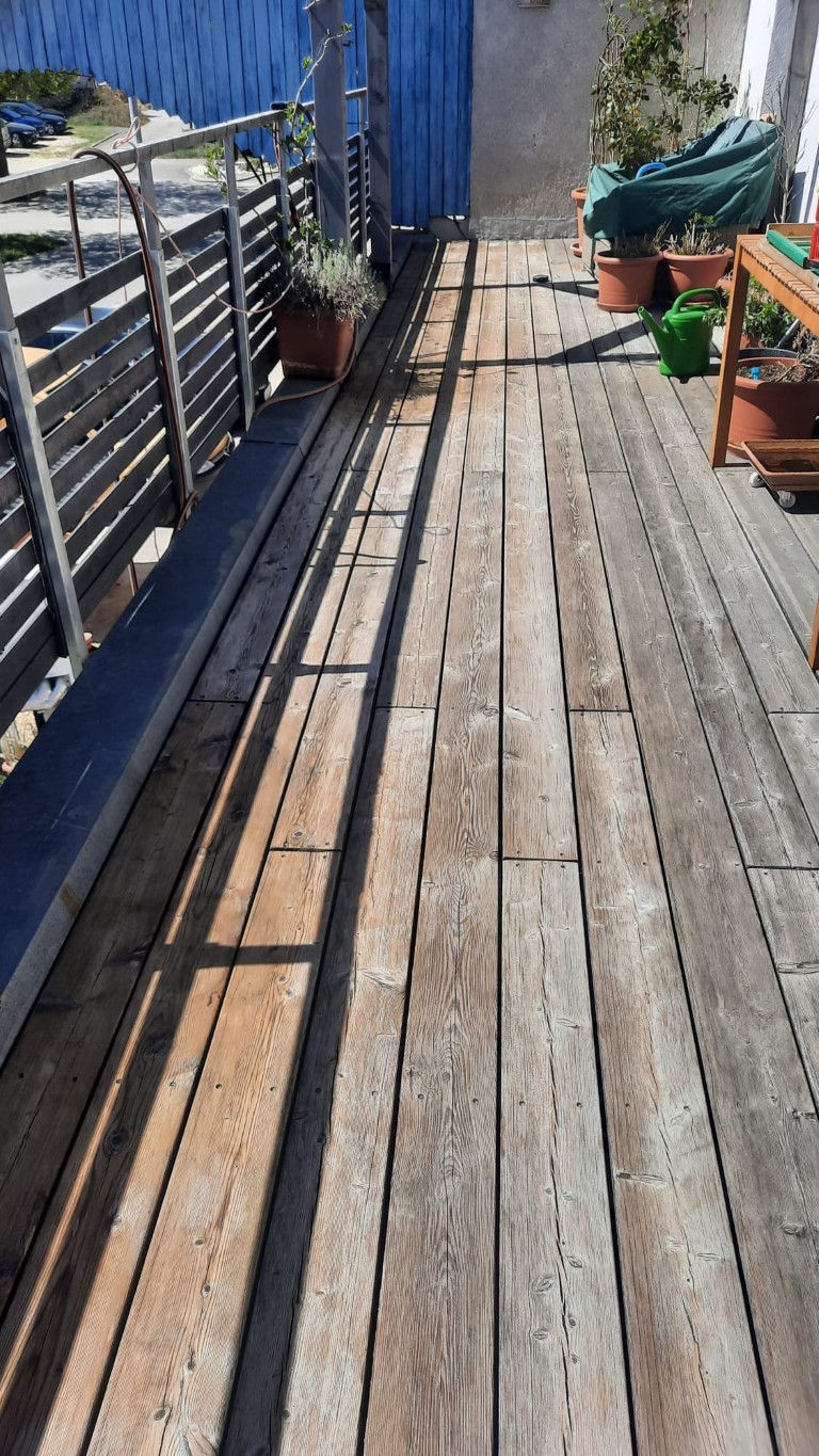 immerhin etwas Zeit und Muße den verwitterten Balkon aufzuhübschen