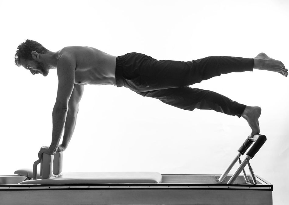Fernando Sadir realizando exercício no reformer