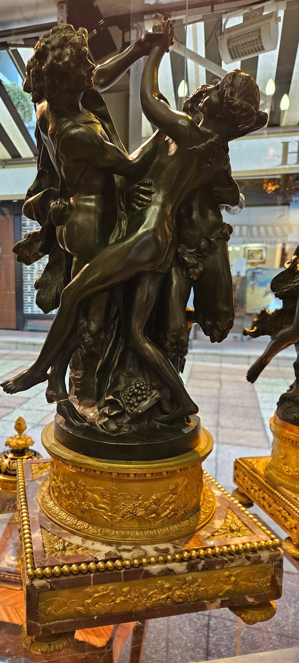 "bacchanales"groupe en bronze signé Clodion