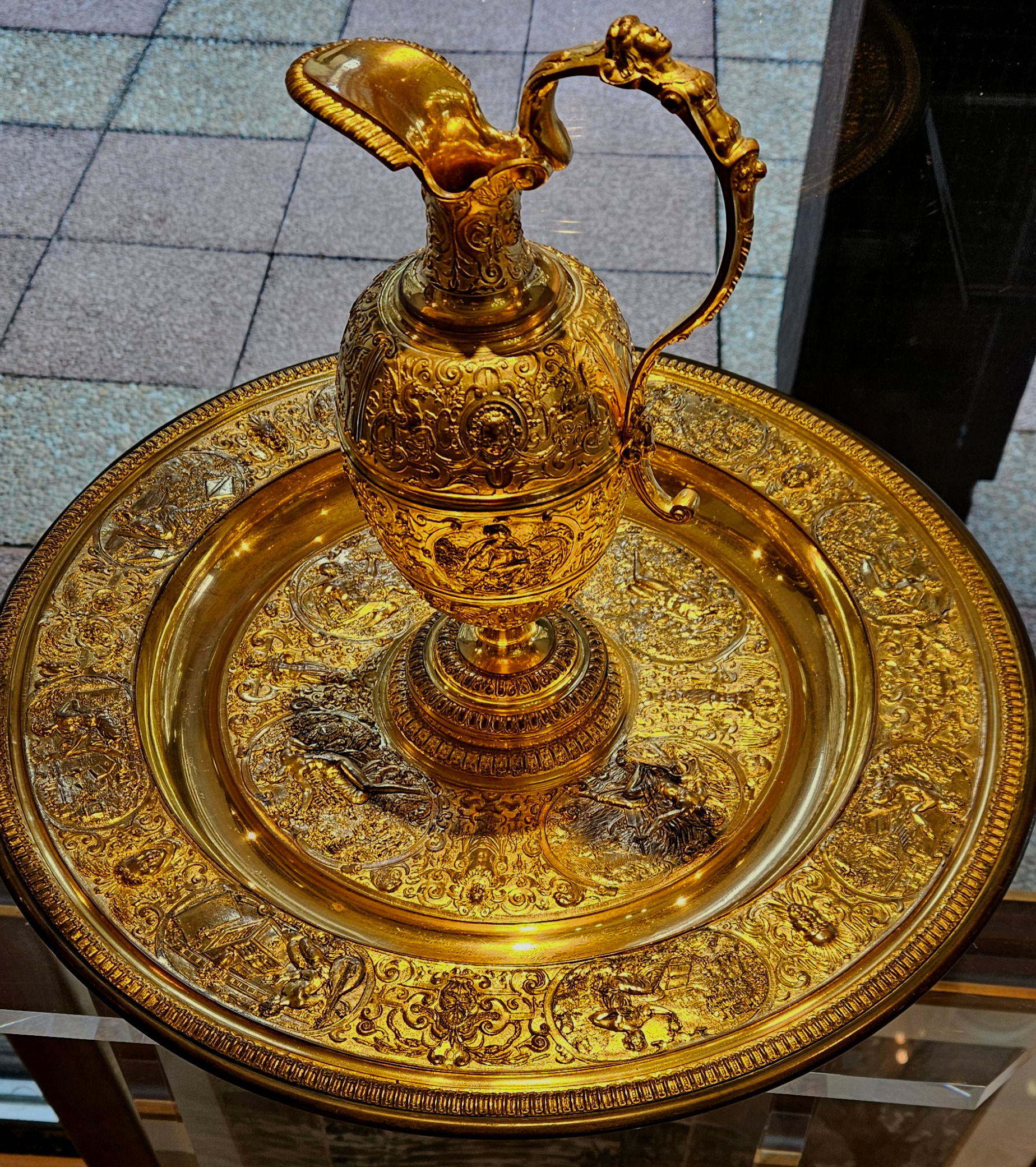 Grande aiguière et son bassin en bronze ciselé et doré (modèle de F.Briot)