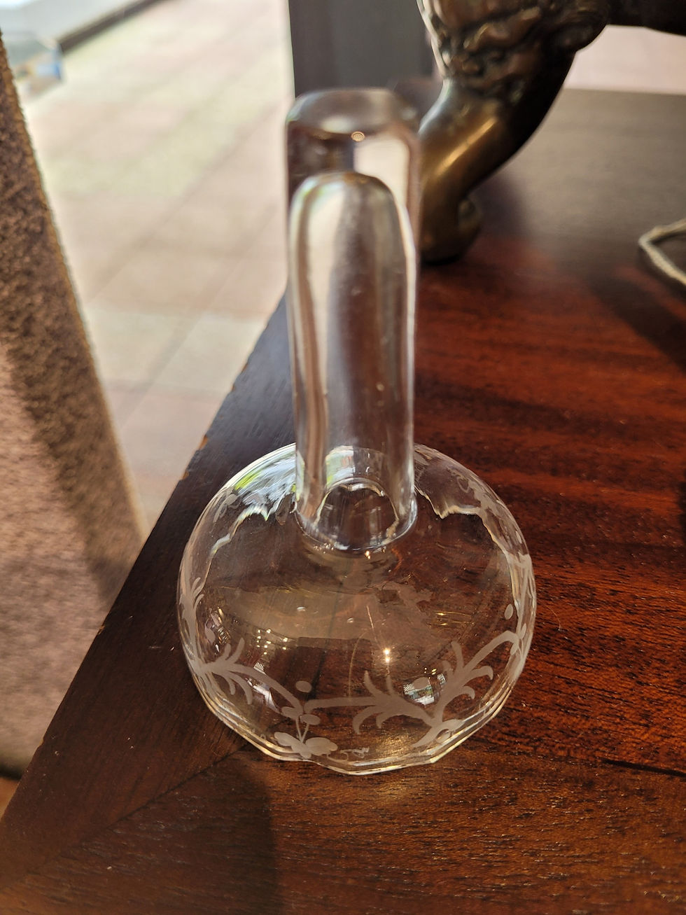 Thumbnail: Une paire de petits vases cloisonnés en émail et bronze doré, cristal gravé