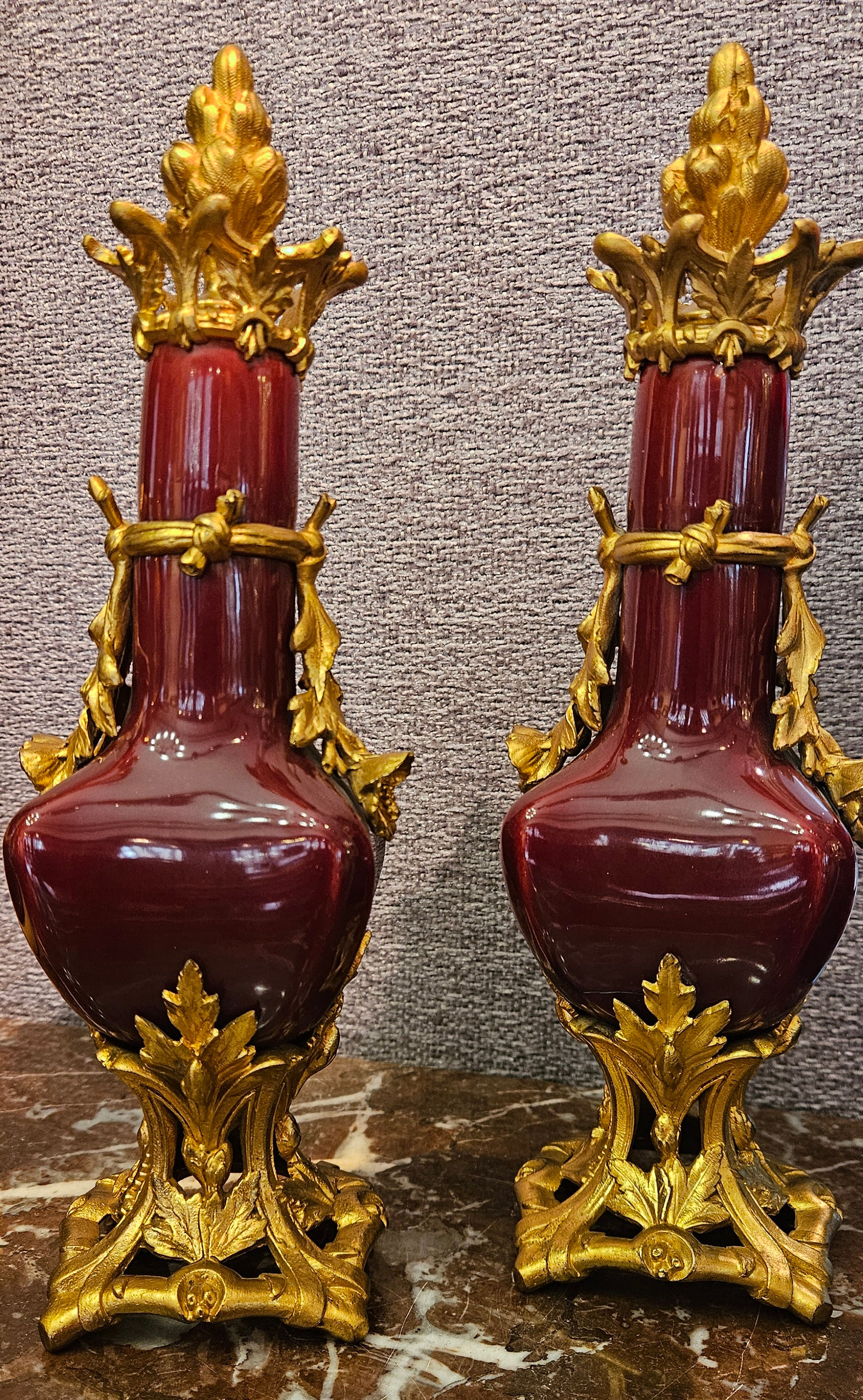 Paire de flacons en porcelaine sang-de-bœuf et bronze doré