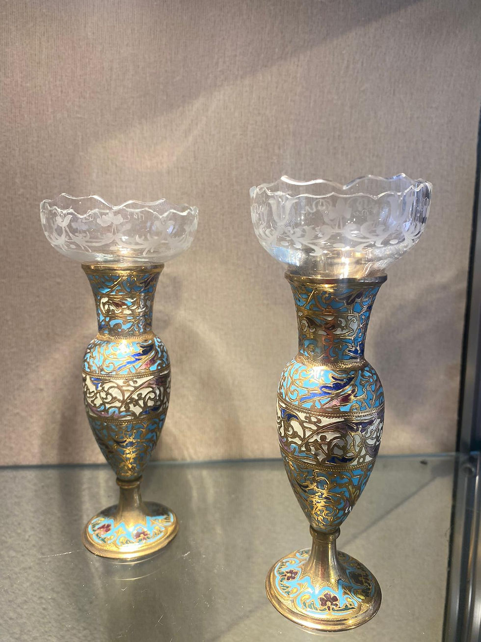 Thumbnail: Une paire de petits vases cloisonnés en émail et bronze doré, cristal gravé