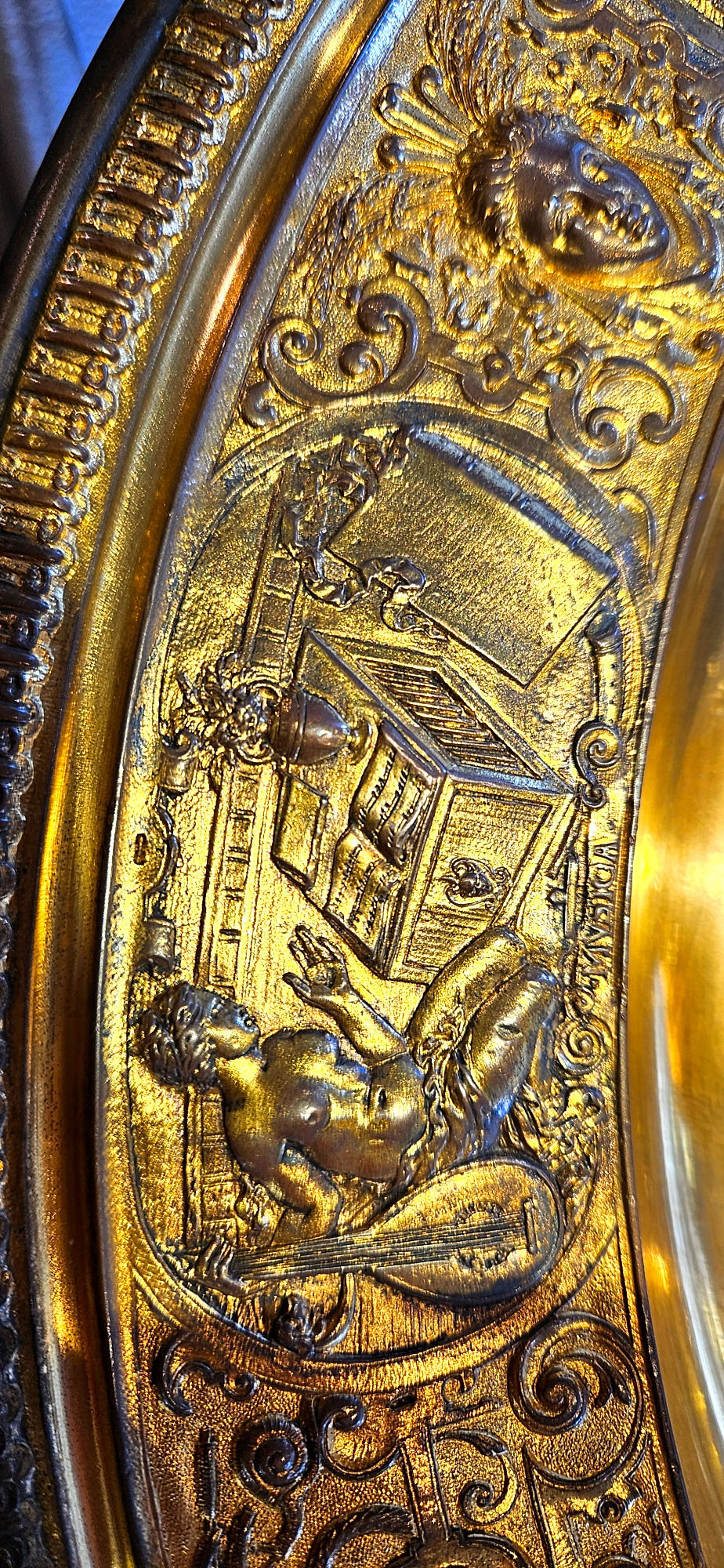 Thumbnail: Grande aiguière et son bassin en bronze ciselé et doré (modèle de F.Briot)