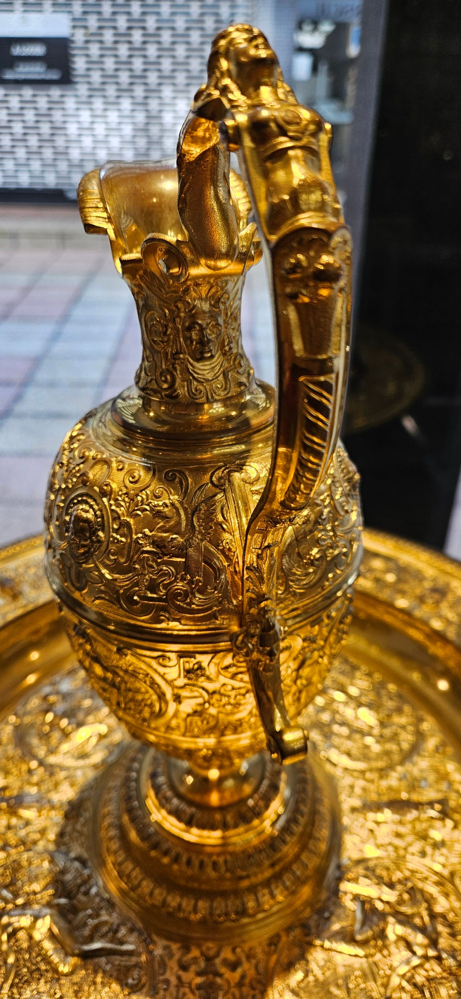 Thumbnail: Grande aiguière et son bassin en bronze ciselé et doré (modèle de F.Briot)