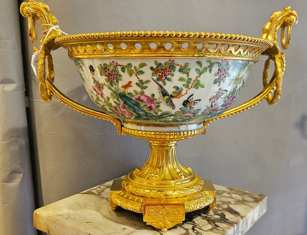Coupe montée en porcelaine, famille rose, bronze doré