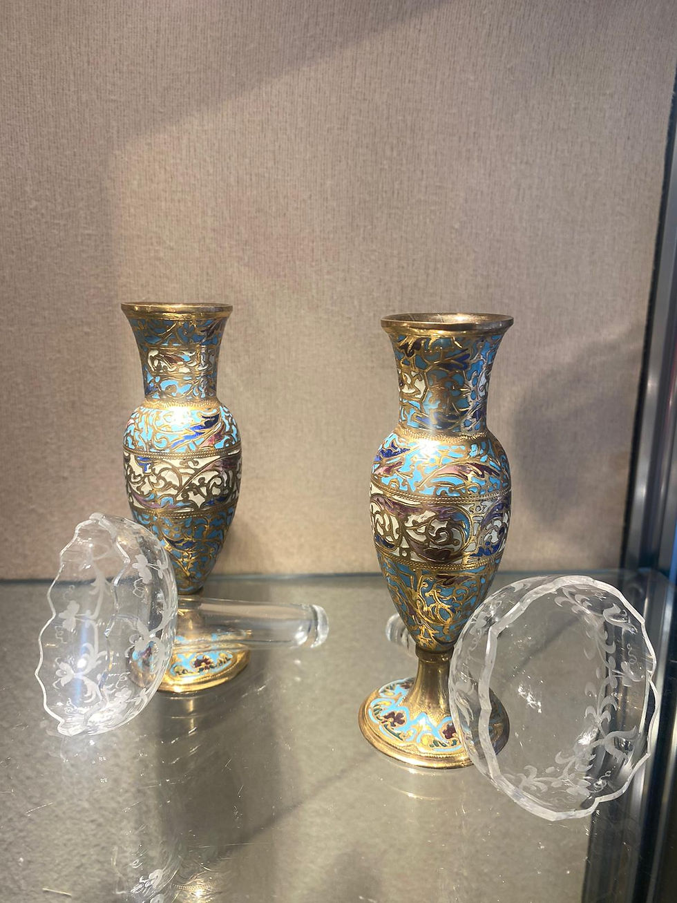 Thumbnail: Une paire de petits vases cloisonnés en émail et bronze doré, cristal gravé