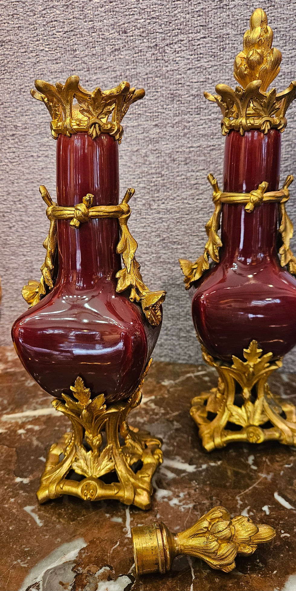 Miniatura: Paire de flacons en porcelaine sang-de-bœuf et bronze doré