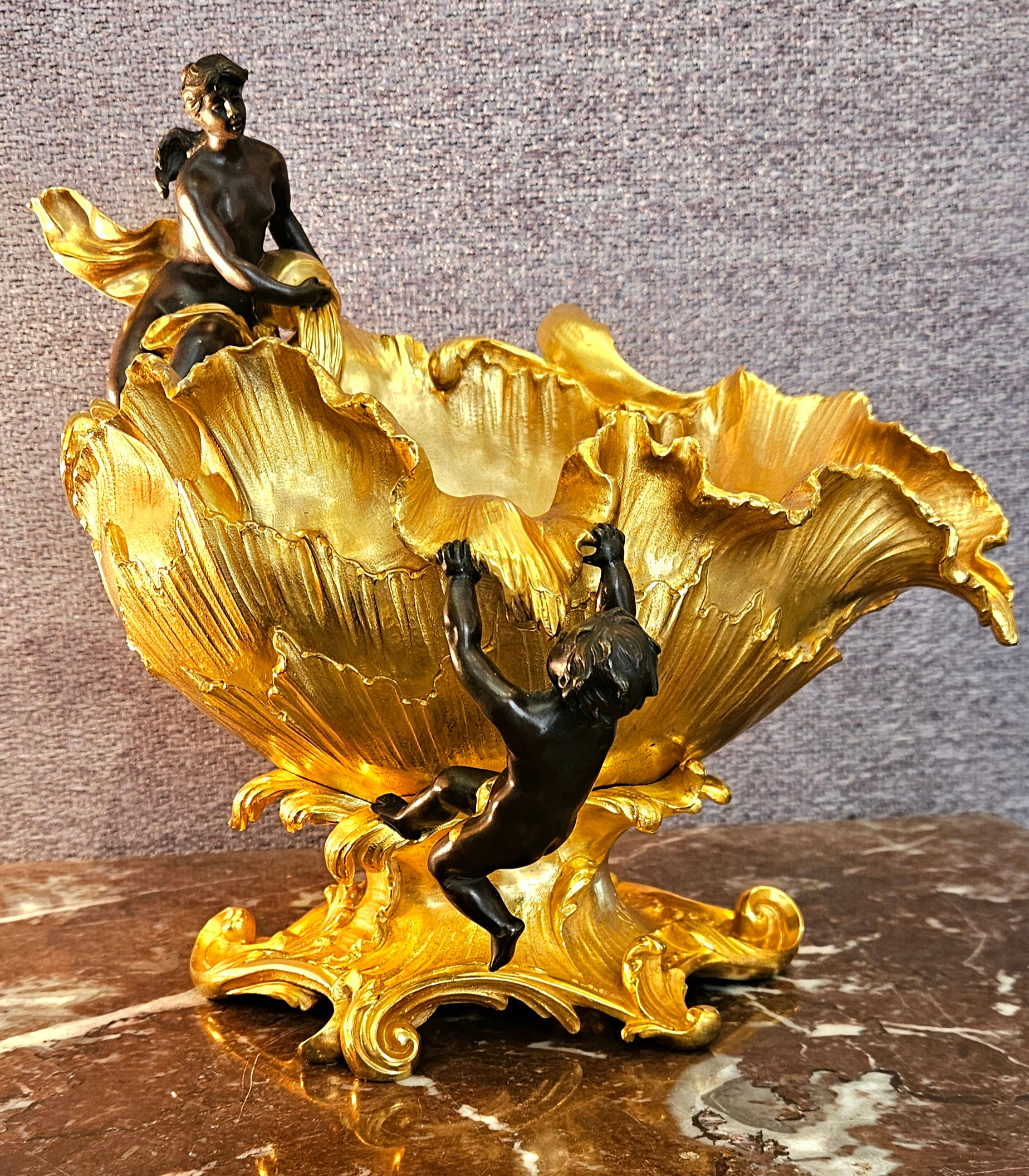 Grande coupe allégorique en bronze doré et patiné signée: S.KINSBURGER (1855-193