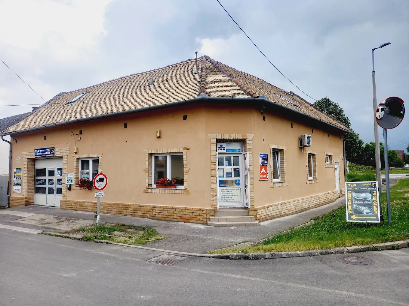 A Tip-Top Autókozmetika szekszárdi műhelyének külső épülete