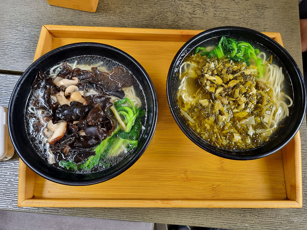 เราจึงแวะทานอาหารกันก่อนเดินเที่ยวชมต่อ