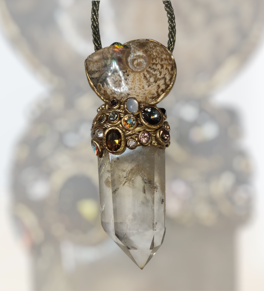 Pendentif "Ammonite Royale – Talisman de Lumière"