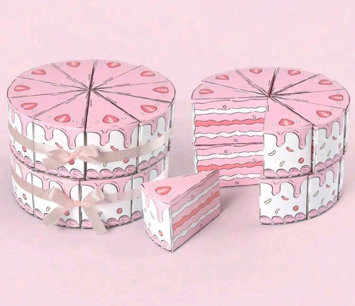 Pink cake-shaped boxes with strawberry details, Boite Anniversaire (10 parts), Les Petites Gourmandises.