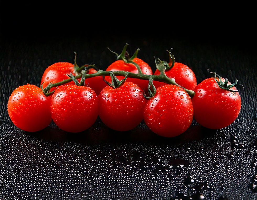 Firefly belles tomates cerise sur fond noir avec des gouttes d'eau 16446.jpg