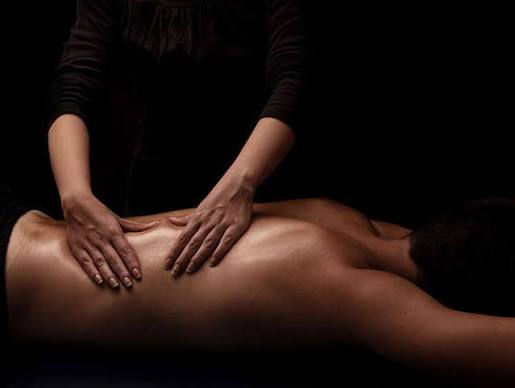 massage du dos d'un homme