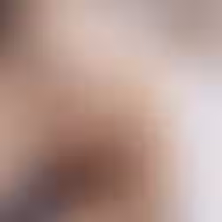 un homme inquiet assis sur le lit conjugal