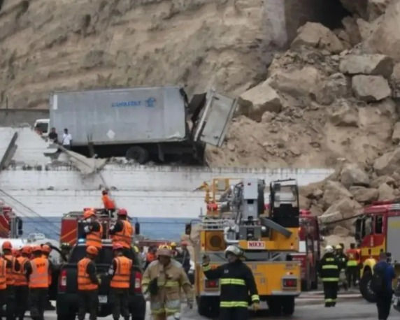 Peligro latente! Copeco advierte riesgo de nuevos deslizamientos tras derrumbe en el Anillo Periférico