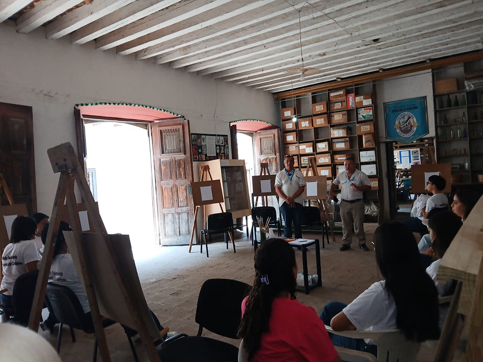 Moisés Salgado Lenin Gradiz  le dan la bienvenida a los estudiantes del Instituto Presentación Centeno en Casa Fortín 