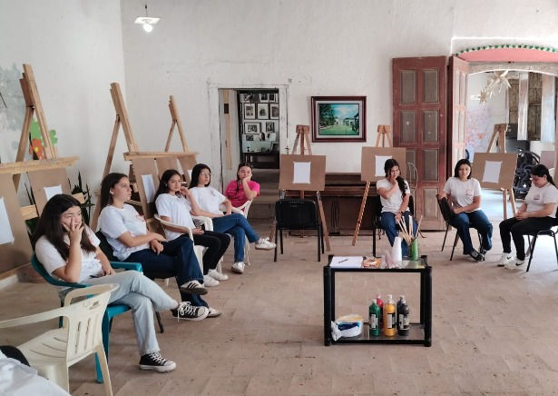 Los estudiantes conocieron las técnicas del uso del acrílico previo para la elaboración  de sus piezas artísticas