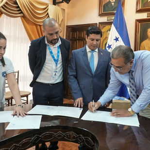 Médicos del Mundo ONG dona medicamentos para las clínicas que funcionarán en las antiguas instalaciones del BCH