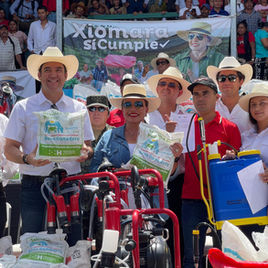 Presidenta Xiomara Castro entrega más de 2,500 bonos para fortalecer sector ganadero y caficultor en Trojes, El Paraíso