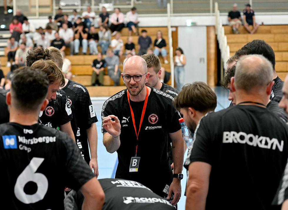 Interimscoach Moritz Sokol schwört die Mannschaft ein auf das wichtige Spiel in Schwäbisch Gmünd. Foto:Sippel.