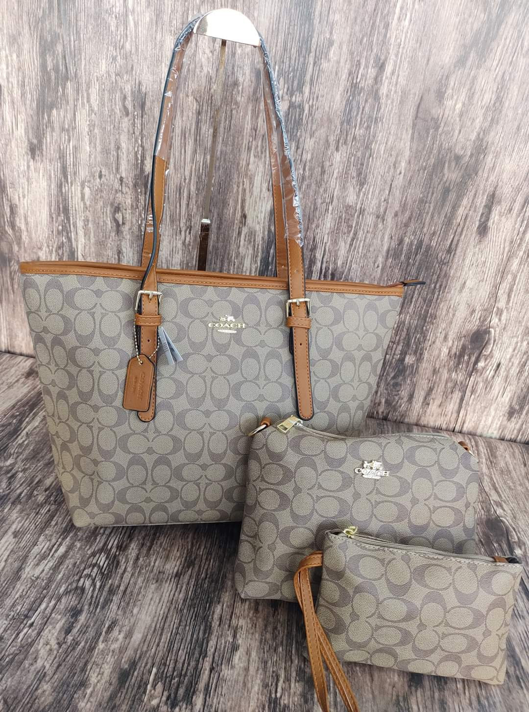 Combo bolsa , mariconera y muñequera Coach estanpada con color café camello  | Los Tiliches de Sofi