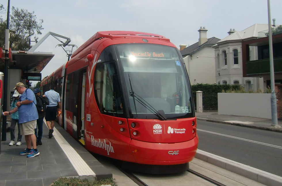 オーストラリア、ニューカッスルのNewcastle Transport 架線レスで停留所で急速充電。海辺を走るのでサーフボード置き場まであるそう。完全低床で車椅子、ベビーカーがそのまま乗れる。
