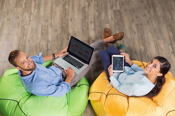 Gente con ordenadores