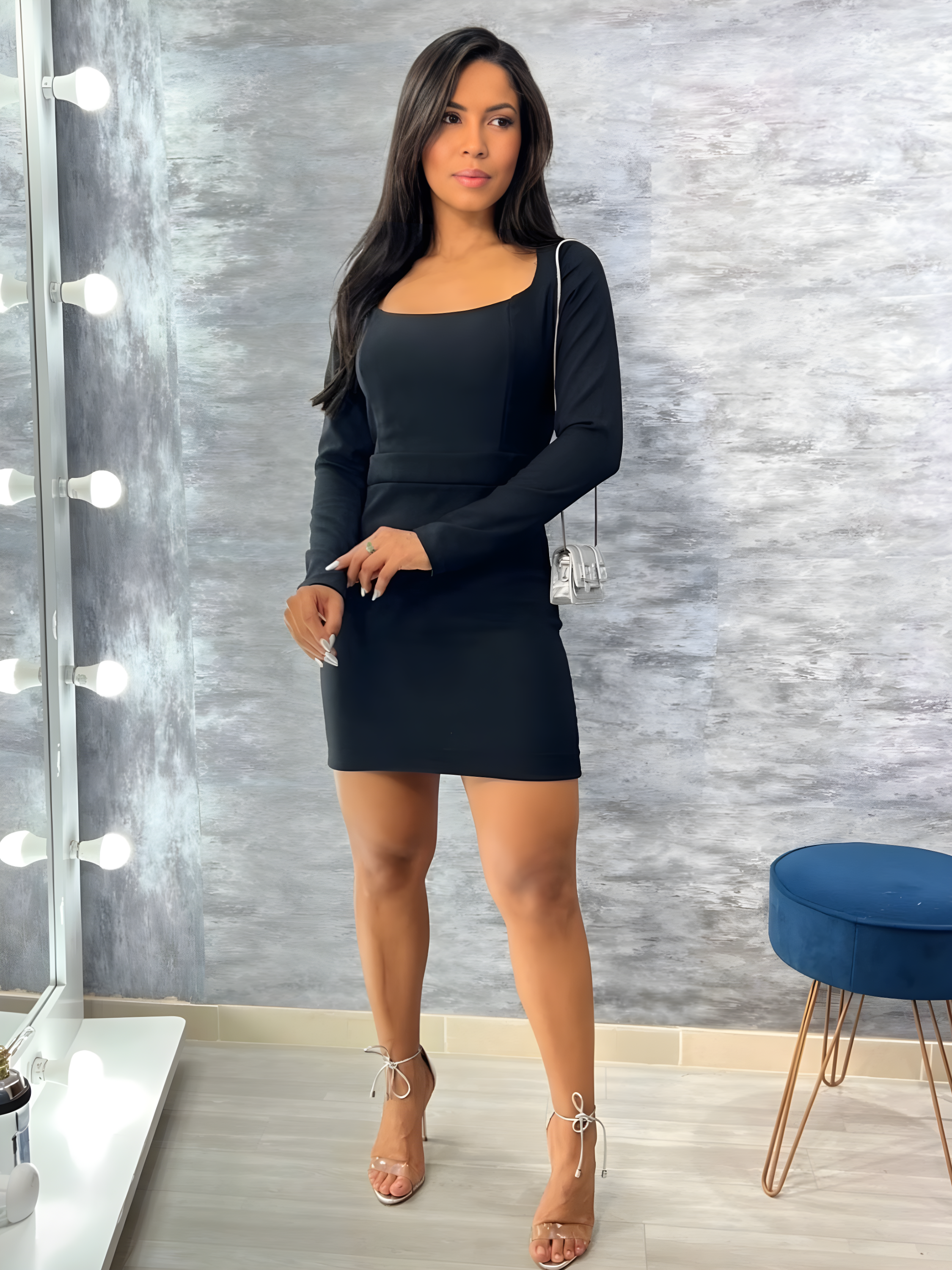 Foto em modelo de frente na cor preto