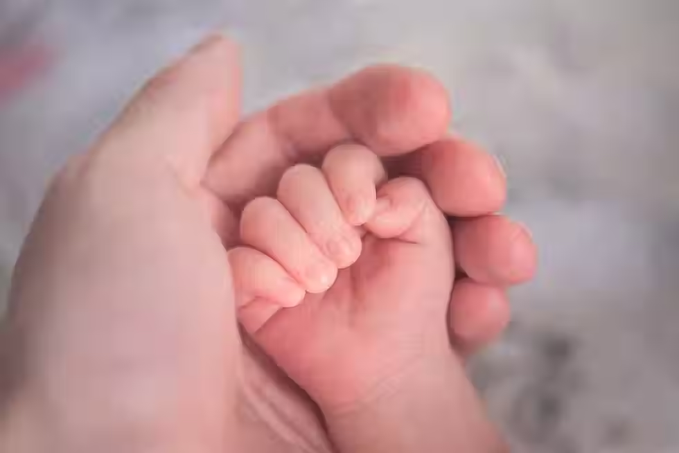 ouder met baby handje