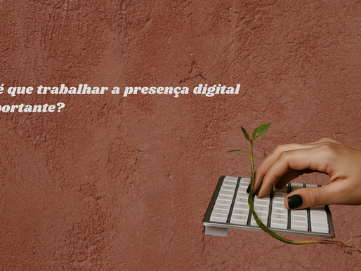 uma mão a teclar num teclado e uma planta com a raíz entrelaçada