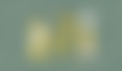 um calendário de publicações, pessoas a trabalhar nele, uma ampulheta, notas e organização