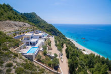 Authentisches Dorf auf Kreta mit traditioneller Architektur
