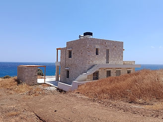 Natursteinvilla auf Kreta mit Pergola und Meerblick als Beispiel für hochwertigen Hausbau.