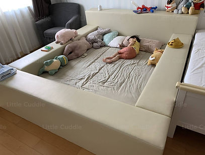 คอกเด็ก Little Cuddle รุ่น Stable เตียง Custom เพิ่มขอบหนา ในครีม นอกครีม