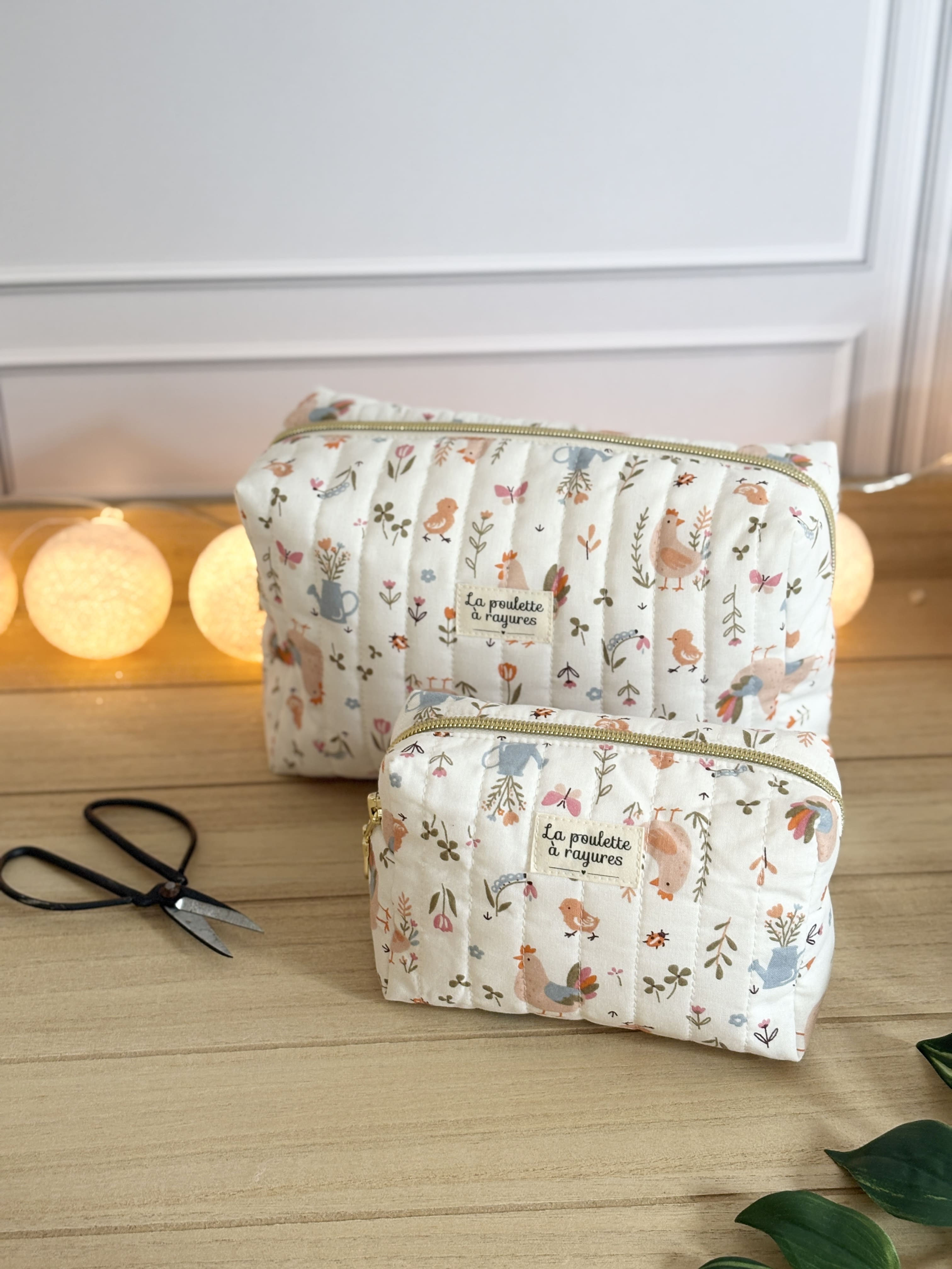 Duo de trousses de toilette blanc cassé motif poulette orangé, ambiance printanière